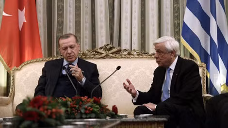 Tổng thống Thổ Nhĩ Kỳ Recep Tayyip Erdogan (trái) hội đàm với Tổng thống Hy Lạp Prokopis Pavlopoulos.