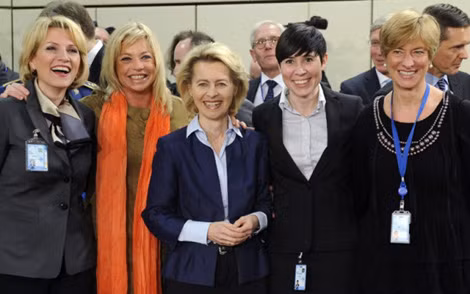 Các nữ Bộ trưởng Quốc phòng Mimi Kodheli (Albania), Jeanine Hennis-Plasschaert (Hà Lan), Ursula von der Leyen (Đức), Ine Marie Eriksen Soreide (Na Uy) và Roberta Pinotti (Ý) tại trụ sở NATO.