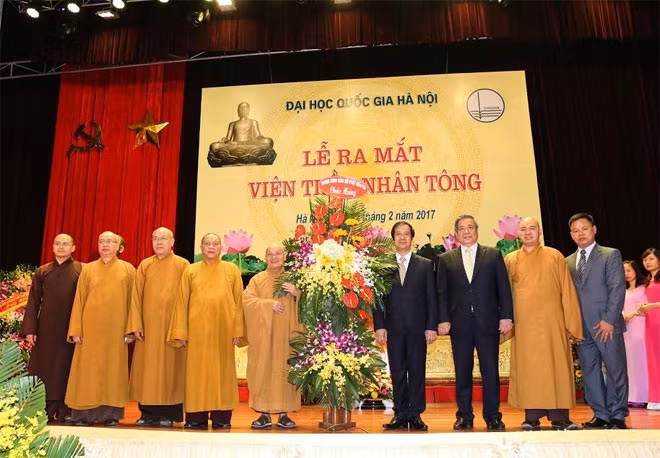 Đại biểu đến từ Giáo hội Phật giáo Việt Nam chúc mừng Ban lãnh đạo Viện Trần Nhân Tông.