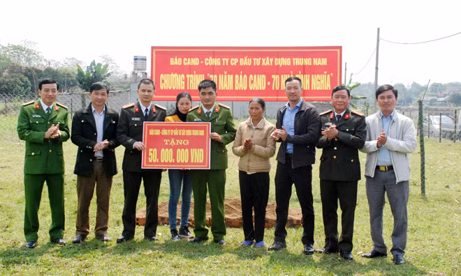 Thượng tá Trần Duy Hiển, Trưởng ban Pháp luật – Bạn đọc và anh Nguyễn Thế Hùng, đại diện Trung Nam Group trao số tiền 50 triệu đồng tới gia đình Trung úy Trần Văn Thành.