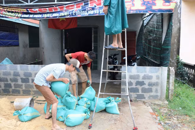 Nhiều nơi người dân dùng bao cát để chèn mái tôn, mái ngói đề phòng bão vào gây thiệt hại.