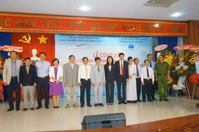 Ban Giám hiệu Nhà trường chụp hình lưu niệm với các đại biểu. Ban Giám hiệu Nhà trường chụp hình lưu niệm với các đại biểu.