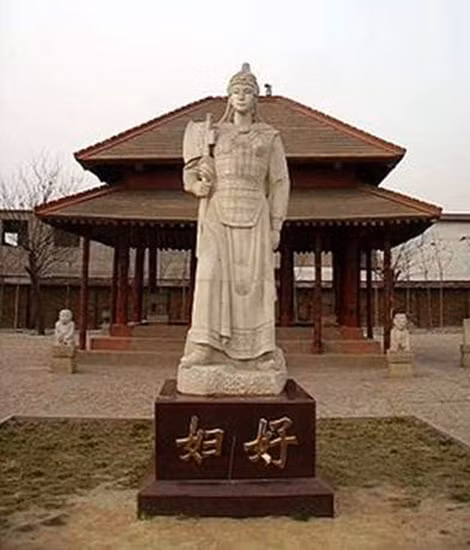 Tượng nữ tướng Phụ Hảo ở Ân Khư.