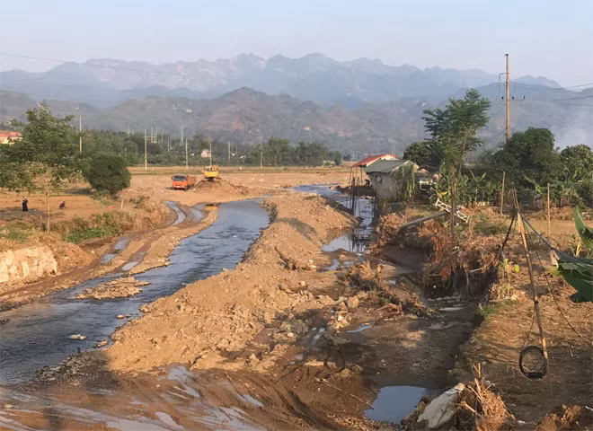 Một số tuyến đường vẫn bị sạt lở lớn, chưa thể đi lại bằng xe máy.