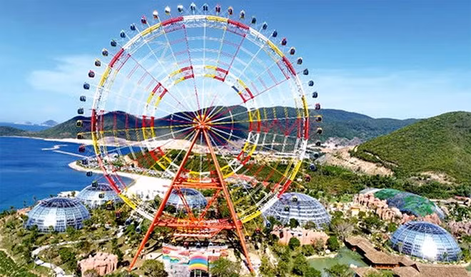 Vinpearl Sky Wheel - vòng xoay lớn nhất Việt Nam và cũng là một trong 10 vòng xoay cao nhất thế giới.