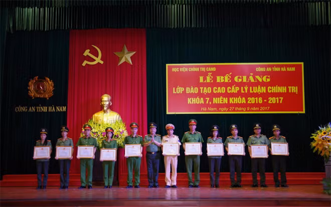 Thiếu tướng, GS.TS Trương Giang Long trao giấy khen cho các học viên có thành tích xuất sắc trong học tập.