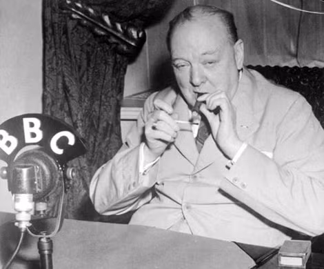 Thủ tướng Winston Churchill châm một điếu xì gà trước khi tham dự chương trình phát thanh của BBC năm 1943.
