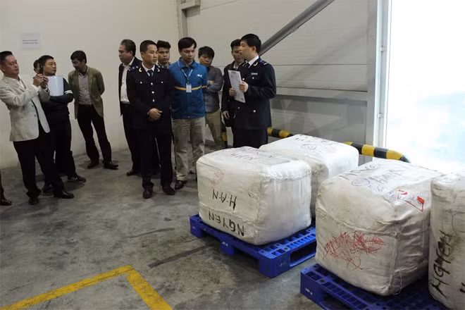 Lực lượng chức năng kiểm tra lô hàng. Lực lượng chức năng kiểm tra lô hàng.