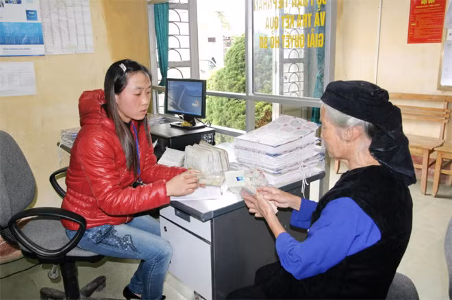 Cán bộ Bảo hiểm xã hội chi trả lương hưu tại huyện Trùng Khánh, Cao Bằng.