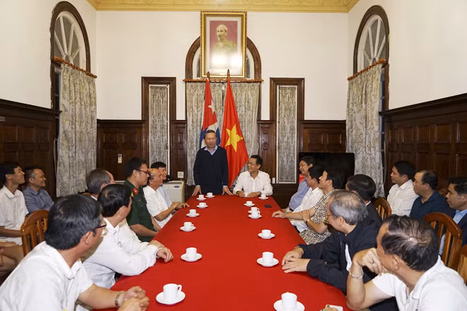 Bộ trưởng Tô Lâm thăm Đại sứ quán Việt Nam tại Cuba.