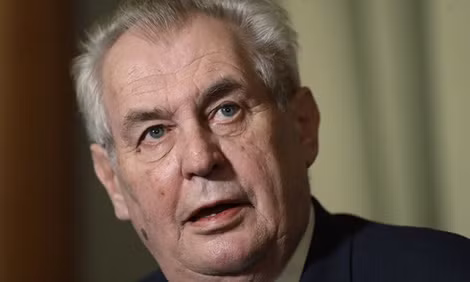 Tổng thống CH Séc Miloš Zeman từng bị người dân biểu tình phản đối vì thông tin giả nói rằng ông là "người của Nga" do quan điểm có phần thân Nga của ông. Tổng thống CH Séc Miloš Zeman từng bị người dân biểu tình phản đối vì thông tin giả nói rằng ông là "người của Nga" do quan điểm có phần thân Nga của ông.
