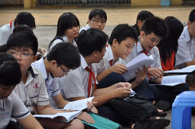 Cửa vào trường công lớp 10 khu vực TP Hồ Chí Minh vẫn luôn gây nhiều áp lực vì chỉ tiêu có hạn. Cửa vào trường công lớp 10 khu vực TP Hồ Chí Minh vẫn luôn gây nhiều áp lực vì chỉ tiêu có hạn.