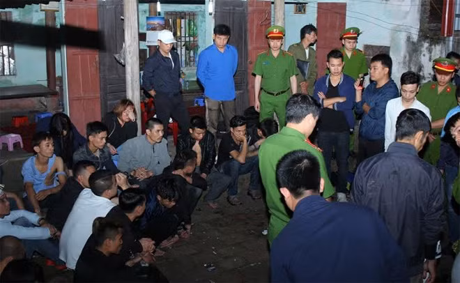 Lực lượng Công an huyện Kim Bảng bắt quả tang các đối tượng đánh bạc tại hiện trường.