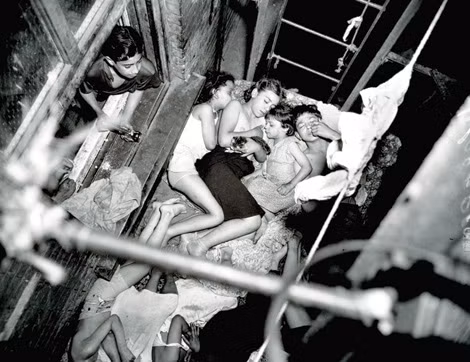 Weegee chụp đám trẻ đang ngủ trong một lối thoát hiểm ở chung cư Rivington Street.