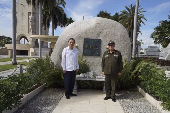Bộ trưởng Tô Lâm và Bộ trưởng Bộ Nội vụ Cuba Cesar Gandarilla Bermejo đã tới đặt hoa viếng lãnh tụ Fidel Castro.