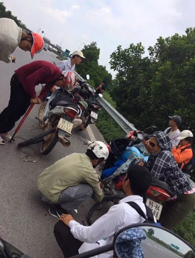 Có hàng trăm chiếc xe máy bị thủng xăm do đinh tặc.