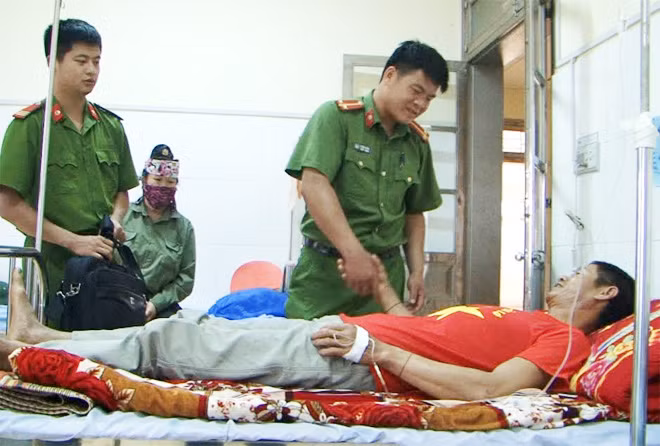 Anh Lường Văn Lâm cảm ơn CBCS Công an huyện Điện Biên vì đã đưa anh đi cấp cứu kịp thời.