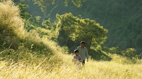 Phim "Cha cõng con" gây nhiều tranh cãi. Phim "Cha cõng con" gây nhiều tranh cãi.