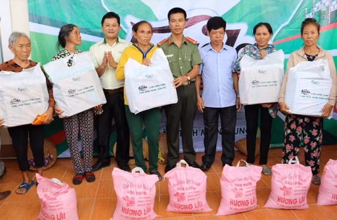 Đại diện Báo CAND và lãnh đạo chính quyền địa phương trao quà hỗ trợ bà con vùng bão ở xã Kỳ Hà, Hà Tĩnh.