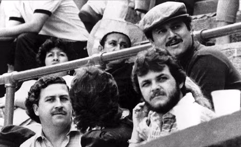 Pablo Escobar (bên trái) và Jorge Luis Ochoa (đội mũ), hai kẻ cầm đầu Tập đoàn Medellin.