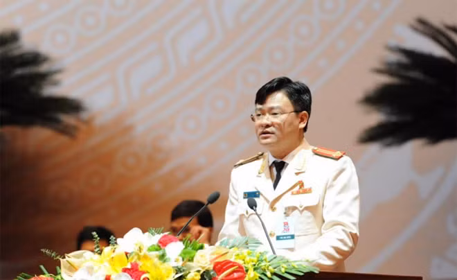 Trưởng Ban Kiểm phiếu Đại hội Trung tá Phan Thanh Tuấn hướng dẫn cách thức bỏ phiếu bầu Ban Chấp hành khóa XI.