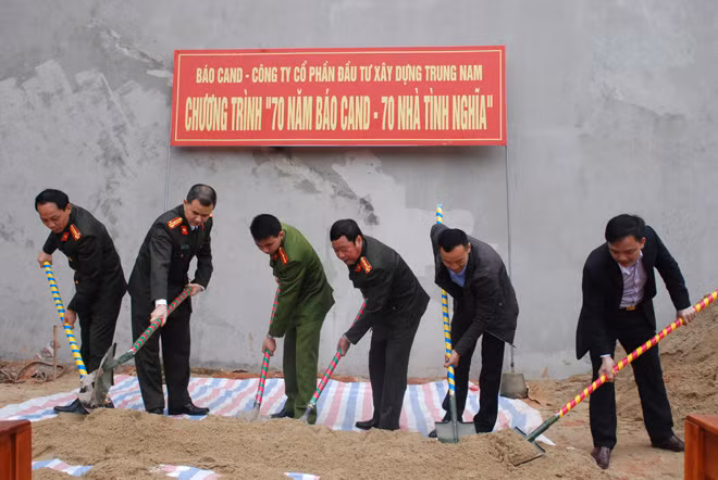 Đoàn công tác Xã hội từ thiện của Báo CAND và Trung Nam Group cùng gia đình Thiếu úy Phạm Anh Tuấn khởi công xây nhà mới.