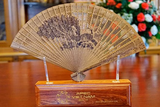 Quạt Trầm hương do Công ty Trầm Hương Khánh Hòa chế tác gửi tặng các quan chức tham dự Hội nghị cao cấp APEC 2017 lần thứ nhất tại Nha Trang.