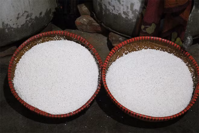 Gạo được rửa sạch, đãi sạn cẩn thận đựng trong thúng để mang đi làm bánh.