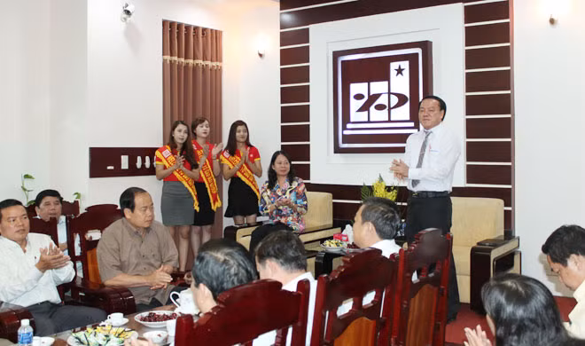 Bà Võ Thị Ánh Xuân, Ủy viên Trung ương Đảng, Bí thư Tỉnh ủy An Giang và ông Lê Thanh Thuấn, Tổng Giám đốc kiêm Chủ tịch HĐQT Tập đoàn Sao Mai (người đứng) tại buổi làm việc. Bà Võ Thị Ánh Xuân, Ủy viên Trung ương Đảng, Bí thư Tỉnh ủy An Giang và ông Lê Thanh Thuấn, Tổng Giám đốc kiêm Chủ tịch HĐQT Tập đoàn Sao Mai (người đứng) tại buổi làm việc.