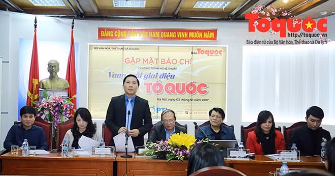 Ban tổ chức và các nghệ sĩ gặp mặt báo chí trước thềm chương trình Vang mãi giai điệu Tổ Quốc.