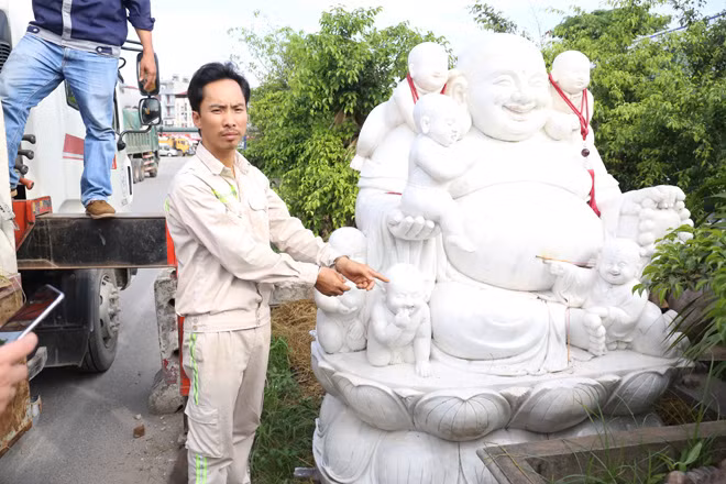 Đối tượng Trần Thoát Hoan và pho tượng Phật Di Lặc.