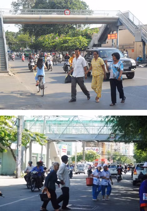 Người dân vô tư băng qua đường dưới chân cầu bộ hành. Người dân vô tư băng qua đường dưới chân cầu bộ hành.