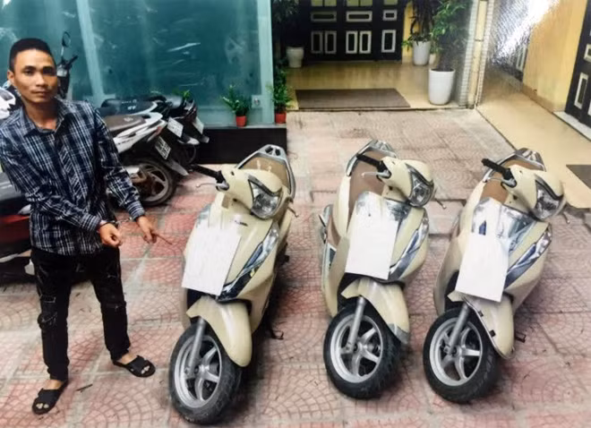 Các đối tượng và tang vật vụ án.