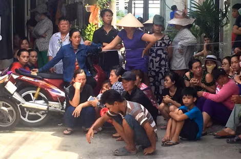 Người dân thương tiếc mẹ con chị Kiều. Người dân thương tiếc mẹ con chị Kiều.