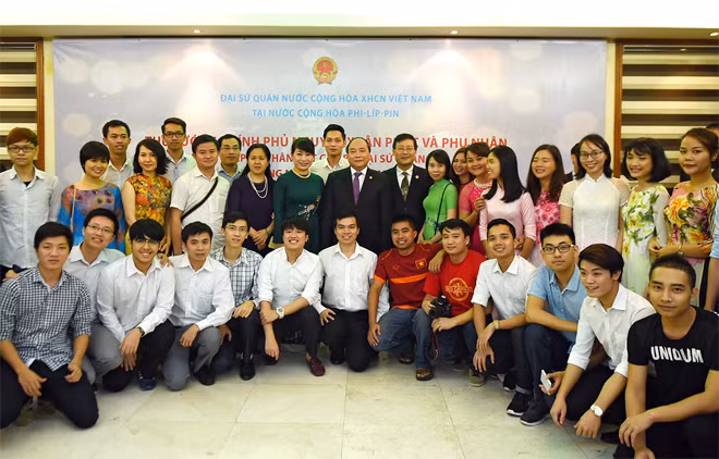 Thủ tướng và Phu nhân cùng với đại diện lưu học sinh Việt Nam tại Philippines. Ảnh: VGP/Quang Hiếu. Thủ tướng và Phu nhân cùng với đại diện lưu học sinh Việt Nam tại Philippines. Ảnh: VGP/Quang Hiếu.