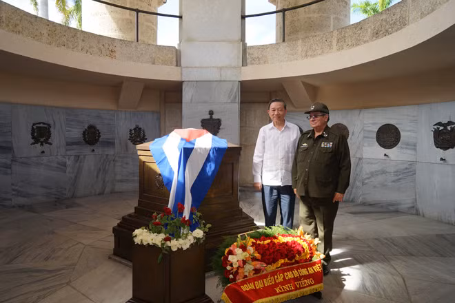 Bộ trưởng Tô Lâm và Bộ trưởng Bộ Nội vụ Cuba Cesar Gandarilla .Bermejo đã tới đặt hoa viếng Anh hùng dân tộc Cuba Jose Marti.