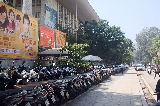 Vỉa hè dành một phần cho người đi bộ trên phố Yết Kiêu, Hà Nội gọn và đẹp (Ảnh chụp ngày 19-4).