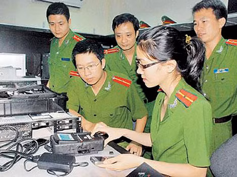 Cảnh sát công nghệ cao Hà Nội sử dụng các thiết bị phục hồi chứng cứ dữ liệu điện tử.
