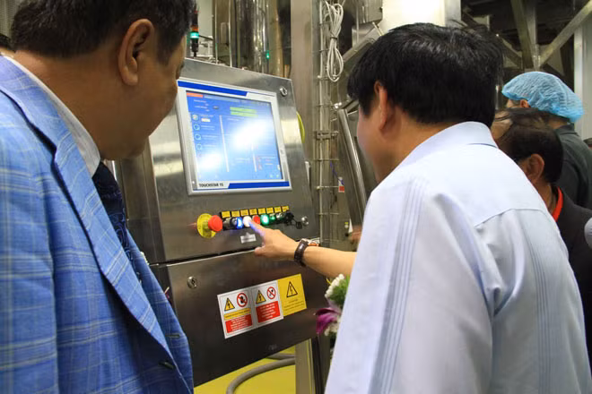 Các đại biểu bấm nút chính thức khởi động, vận hành giai đoạn 1 nhà máy Number One Chu Lai.