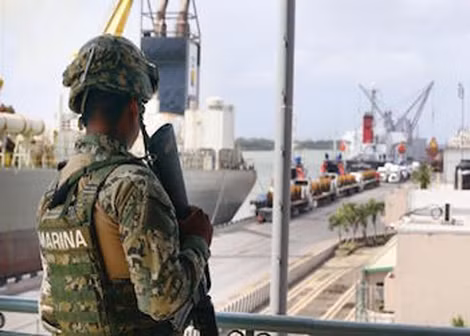 Lính thủy đánh bộ kiểm soát cảng Lazaro Cardenas, một trong những điểm trung chuyển ma túy lớn nhất Mexico. Lính thủy đánh bộ kiểm soát cảng Lazaro Cardenas, một trong những điểm trung chuyển ma túy lớn nhất Mexico.