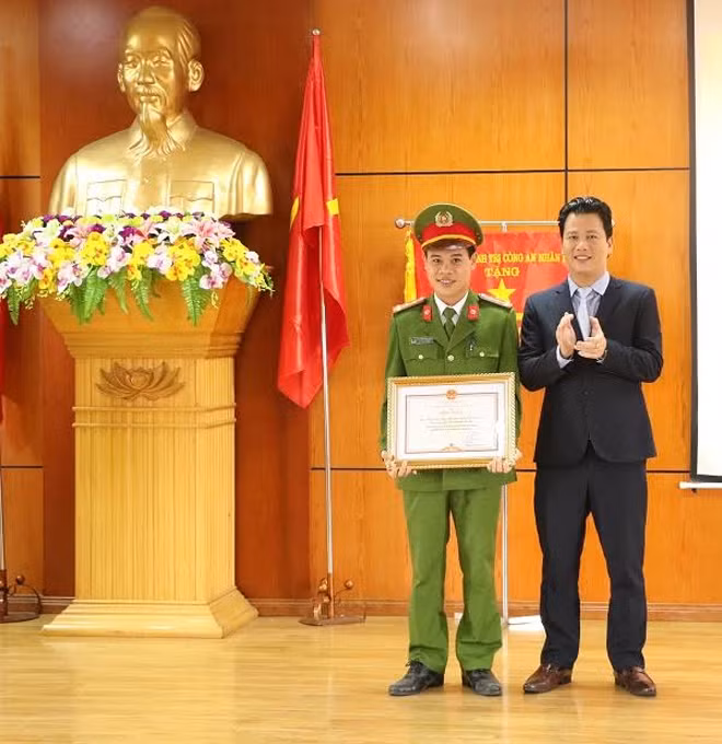 Chủ tịch UBND Hà Tĩnh trao thưởng cho các tập thể, cá nhân.