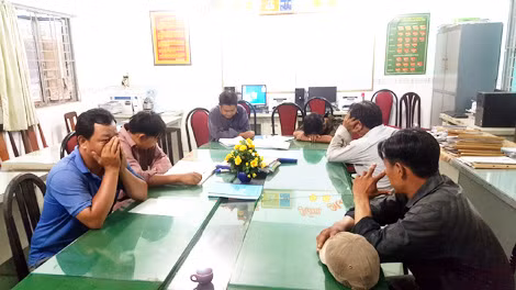Các đối tượng rút ruột xăng dầu tại cơ quan điều tra.