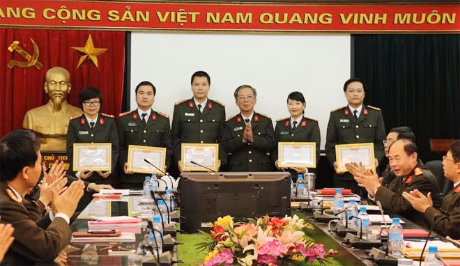 Đại tá Đặng Văn Lân, Phó Tổng Biên tập Báo CAND trao danh hiệu “Chiến sỹ thi đua cơ sở” tặng các cá nhân.