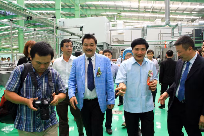 Đoàn đại biểu tham quan nhà máy và dây chuyền sản xuất.