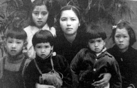 Bà Lê Hằng Huân cùng các con tại Hà Nội, năm 1958.