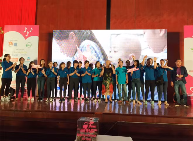 Các nghệ sĩ, bệnh nhân, thanh niên tình nguyện và các khách mời cùng hát vang ca khúc Tôi yêu cuộc đời.