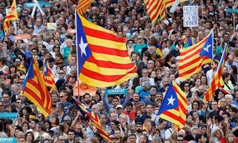 Người dân Catalonia biểu tình tại Barcelona để phản đối việc Madrid bắt hai thủ lĩnh phong trào ly khai hôm 21-10. Ảnh: Reuters.