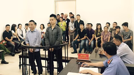 Bị cáo Minh (trái) tại phiên xử ngày 29-5.