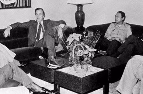 George Bush (cha) gặp tướng Noriega, lúc đó vẫn đang làm việc cho CIA (ảnh chụp năm 1983).