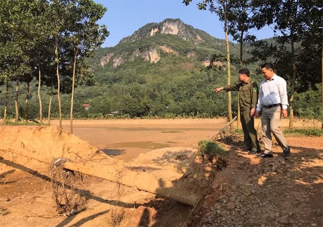 Nhiều đồng ruộng và khu nuôi thuỷ, hải sản chỉ còn là bãi đất không...